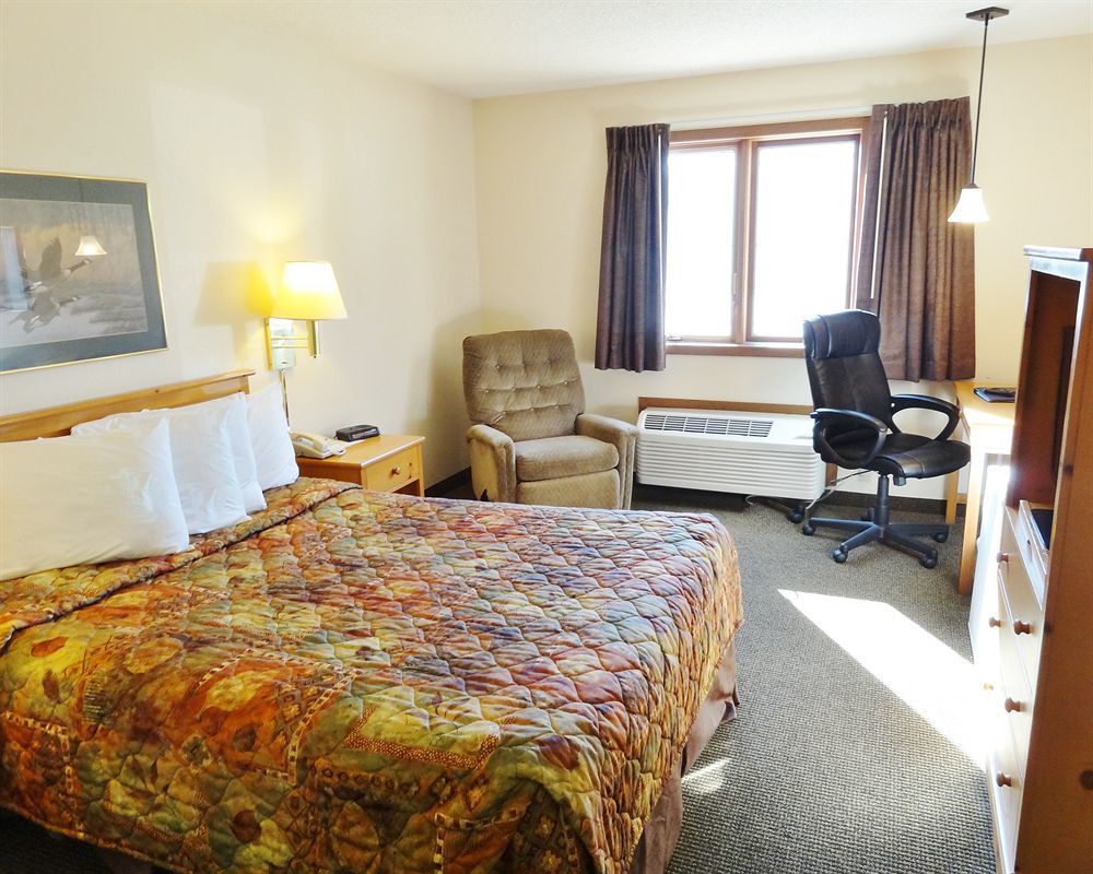 Baymont By Wyndham Pierre Hotel Exterior photo