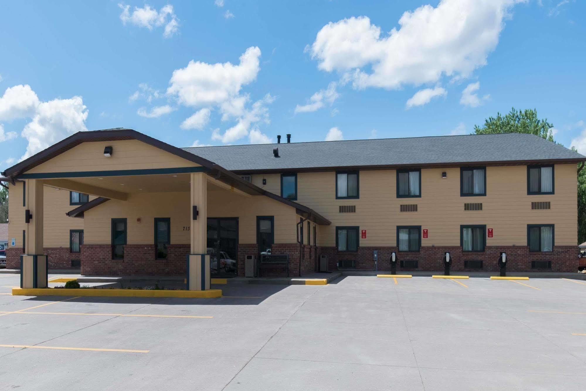 Baymont By Wyndham Pierre Hotel Exterior photo