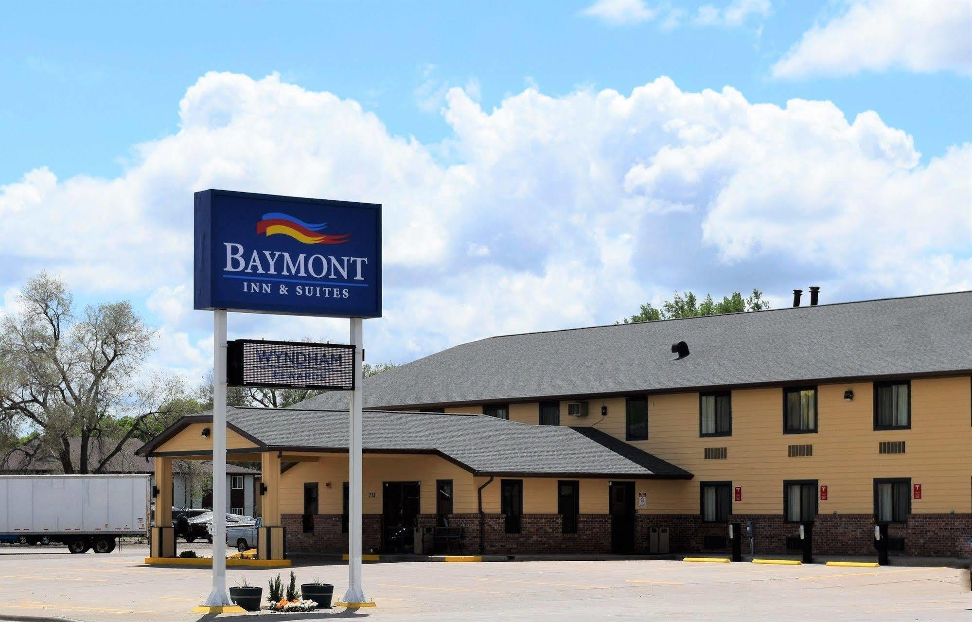 Baymont By Wyndham Pierre Hotel Exterior photo