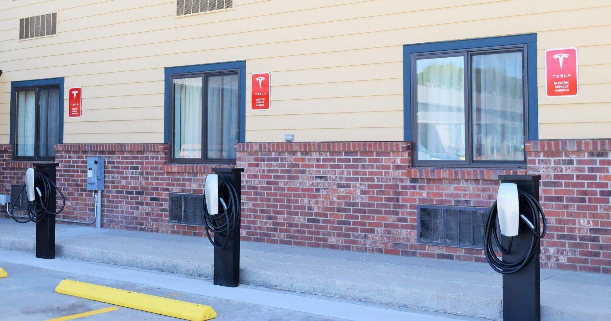 Baymont By Wyndham Pierre Hotel Exterior photo