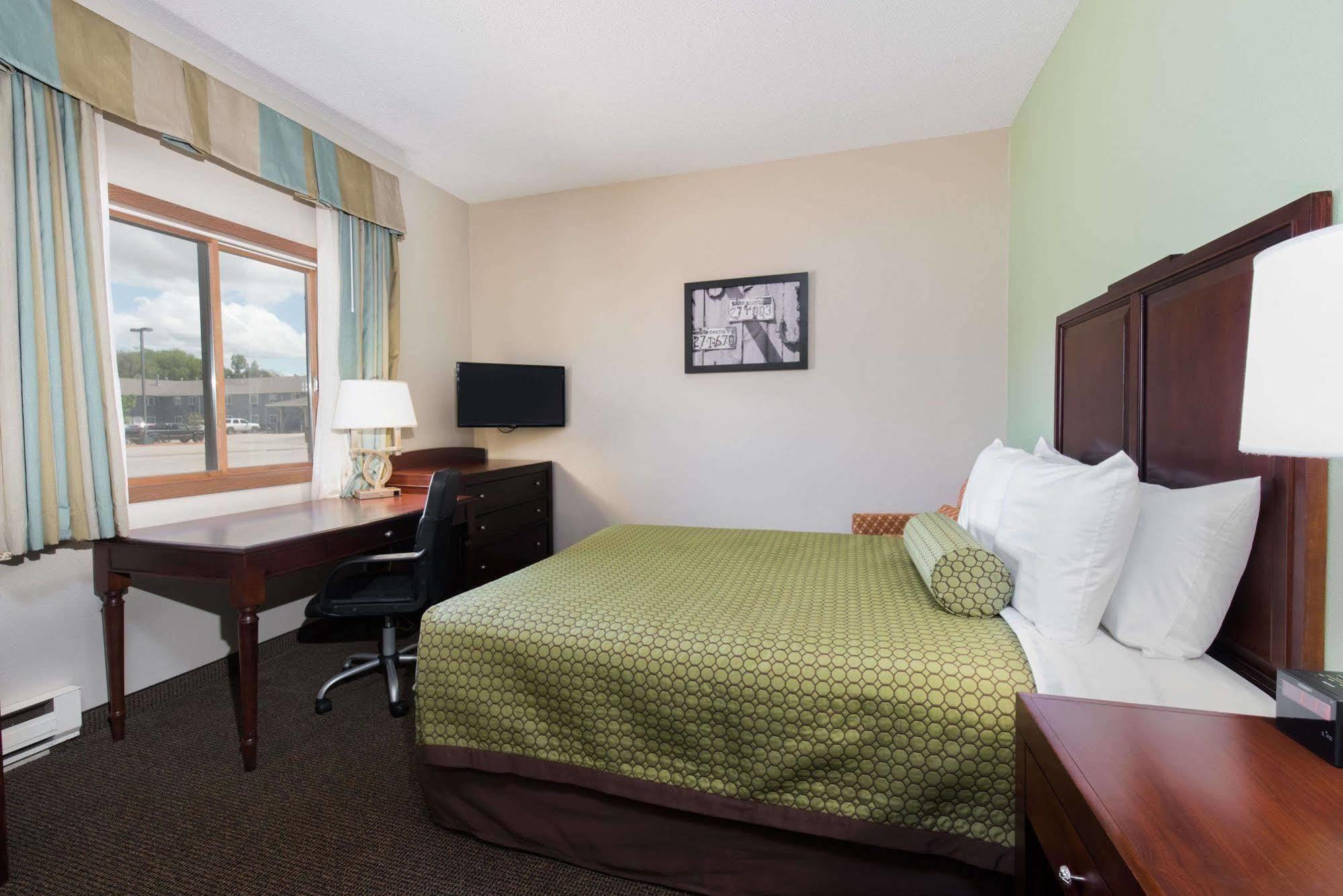 Baymont By Wyndham Pierre Hotel Exterior photo