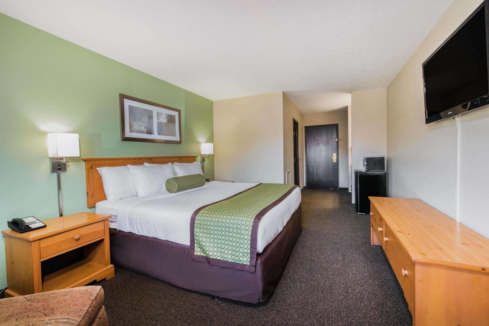 Baymont By Wyndham Pierre Hotel Exterior photo